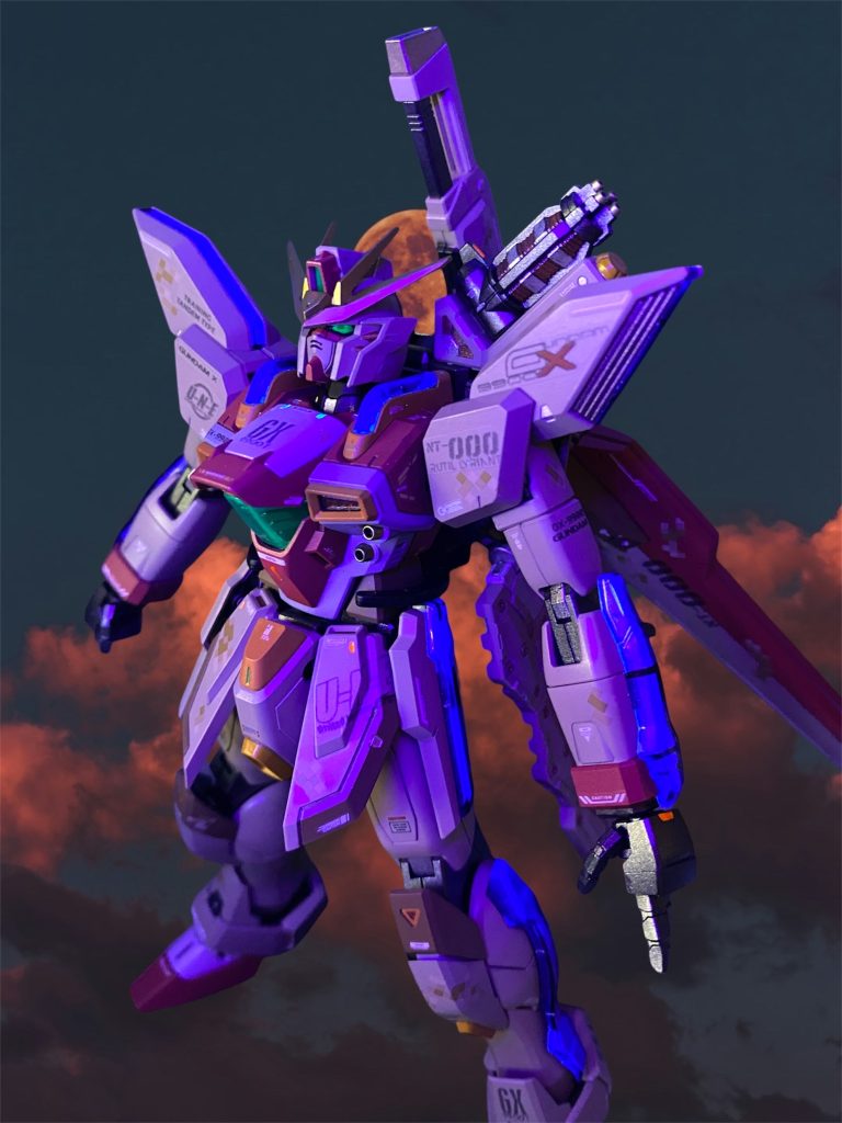 サテライトキャノン装備に換装されたガンダムX 0号機は、大気圏通過時のビーム減衰率を考慮して、バックパックのオプションポートを介して補助リフレクターが装備された。&nbsp;今回の試射の目標を含めた、クラウド9を始めとするコロニー群は、地球から見て月とは反対方向のラグランジュポイントに存在する。&nbsp;砂漠の只中にある射撃予定地点に着き、ルチルはどこまでも遠く青く晴れ渡っている空を見上げた。クラウド9を射線に捉えられると言うことは、即ち、現地点からは月は地球の真裏に位置している事になるのだが、軌道上に配備された専用衛星が、地球上のどの地点に居ても月からのエネルギーの供給を可能にしている。&nbsp;月面にあるマイクロウェーブ照射施設と、ガンダムXに搭載されたサテライトシステムとの接続には、必ずフラッシュシステムを介してのNTパイロットによる初回認証が必要となっている。&nbsp;「こちら司令本部、発射地点と目標との間に障害物を認めず。射線クリア。GX0号機は、フラッシュシステムを起動し、月面基地との交信を開始せよ！」&nbsp;「GX0号機、了解。」&nbsp;&nbsp;ルチルはGコンのサテライトシステム起動キーを作動させると、意識を遥か彼方の見ることは出来ない月へと向け、目を閉じて自身の脳波を鋭く鋭く研ぎ澄ませてゆく。ポップアップしたモニターには、まだ『未認証』の文字が表示されている。&nbsp;それは、これまでの近くのGビットに向けてとは比べ物にならないほどの距離のため、その作業には相当の集中力を要した。&nbsp;やがてイメージが成層圏を飛び出し、宇宙を超えて、月面のとあるクレーターに辿り着いた時、それは彼女へと語りかけて来た。&nbsp;(あなたは、、、誰？)&nbsp;(私はD.O.M.E.──かつて人類史上初めてニュータイプと呼ばれたもの。)