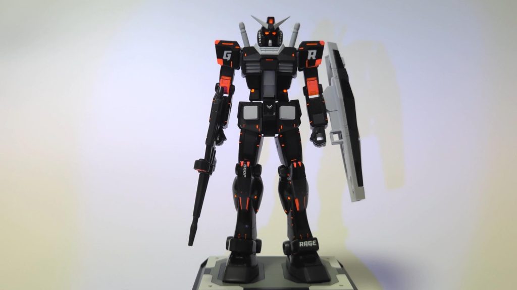 ガンダムの関節部分やディテール部分には蛍光ピンクを使用していますので、ブラックライトを当てると光ります。