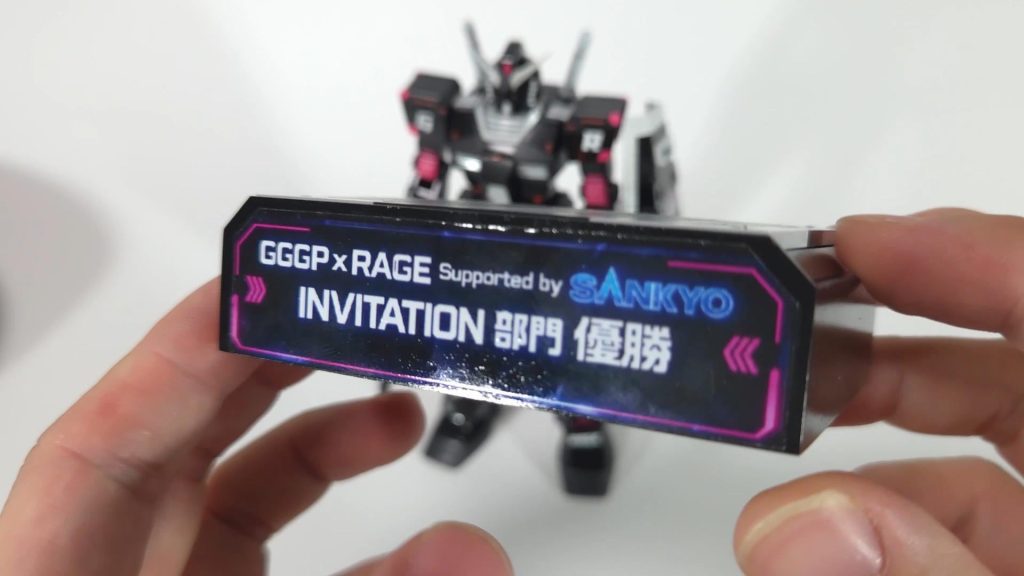 トロフィーの土台はプラ板を切り出し、箱組みで組み立てて制作しています。また、文字もオリジナルと同じ仕様になっています。