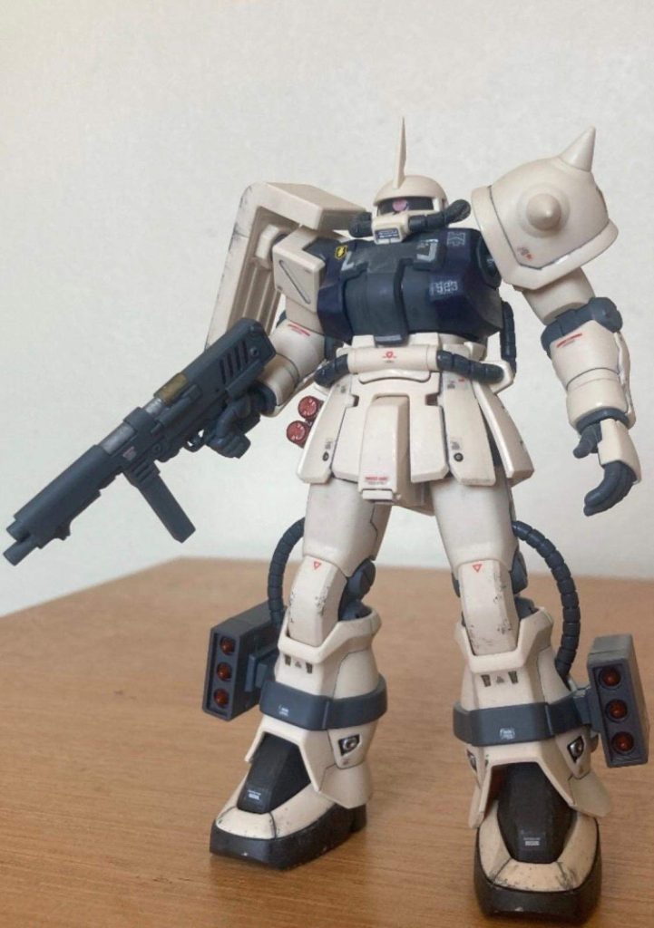 This is how the kit looked the first time i worked on it, it's white but i still wanted to make it Zeon.初めてこのキットを手に取った時の状態がこれです。白いキットでしたが、どうしてもジオン仕様にしたかったんです。