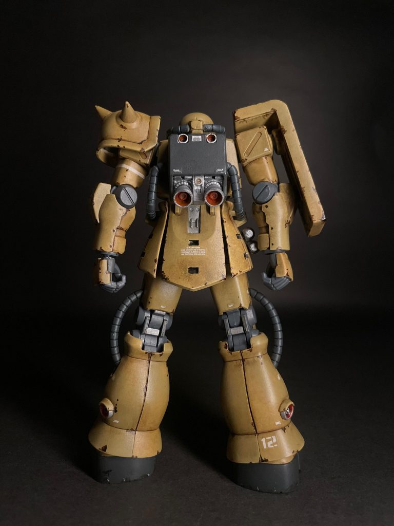 Originally this was the white EFSF version of the kit, i tried scribing on it with poor results. After painting over the white with a spray can, i weathered the kit to give it a worn out, desert look.&nbsp;元々はEFSF（地球連邦軍）仕様の白いキットでしたが、スジ彫りを試みたところ、あまりうまくいきませんでした。その後、白いパーツの上からスプレー缶で塗装し、ウェザリングを施すことで、使い込まれた砂漠仕様のような見た目に仕上げました。