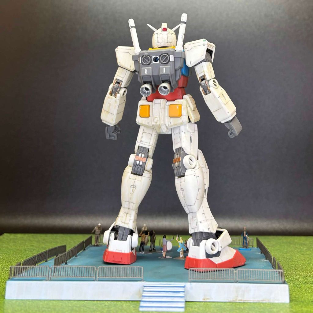 一個前のラーガンダムに万博ガンダムを使用したので立像繋がりで初代の方も組んでみました。長期間の展示で雨や砂で汚れてしまったというイメージでウォッシング等をしてますがほぼ成型色まんまです。スケール感が出てくれたらなーとジオラマ用の小物を置いてます。久しぶりにG30th組みましたがやはり良いキットですねぇ。これもラーガンダム同様はなかなたさん主催のコンテスト、はなかな杯5に投稿したものになります。予約してるこれが投稿されたタイミングが鑑賞会真っ只中なのでぜひ。今回の参加者に有名なモデラーさんやプロ、GBWCのチャンピオンとか居たらしくて怖すぎる…https://www.youtube.com/live/BJkW9X9LVKA?si=CtNFlnryVFBLVbrD