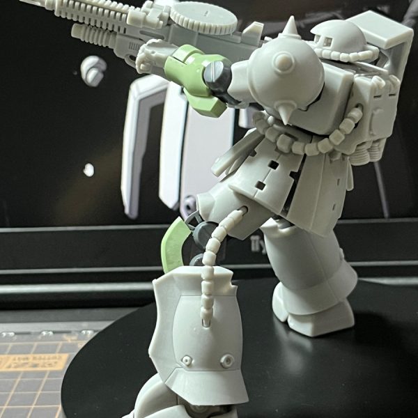 ♪遠い星は死んで　あなたは今何処に　夢に醒め続けて　言葉に凍る　光はカオス　燃えてゆく獣に　惜しみなく与える魂　…と、いう、ORIGIN 前夜 赤い彗星　第4弾のあの地球侵攻のシーンで連邦戦闘機を迎撃するザクの射撃ボリュームが欲しくて銃器デカくしたんですが…どう？お爺はこれぐらい欲しいんだけど…ちなみに完成版ではグレネード脱着可能・マガジン選択式予定…UP遅くなった。続く。（3枚目）