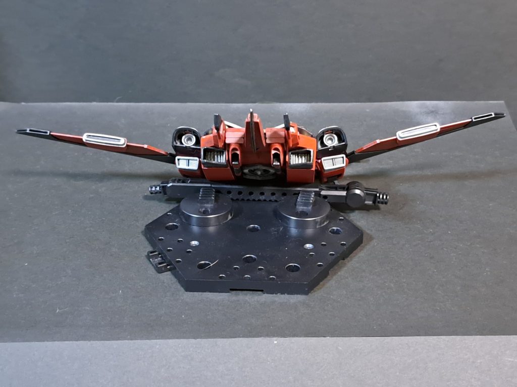 後面から見ると各種スラスターが良く見えます。ただ、ディスプレイスタンド用の穴を開けていなかったので、写真が無理やりです・・・