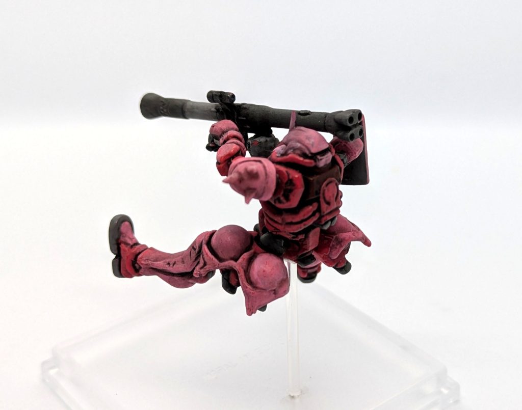 左の肩アーマーのスパイクは作業中に潰してしまったのでプラ棒で作り直しています。ついでにスパイクの場所も設定どおりに変更しています。
