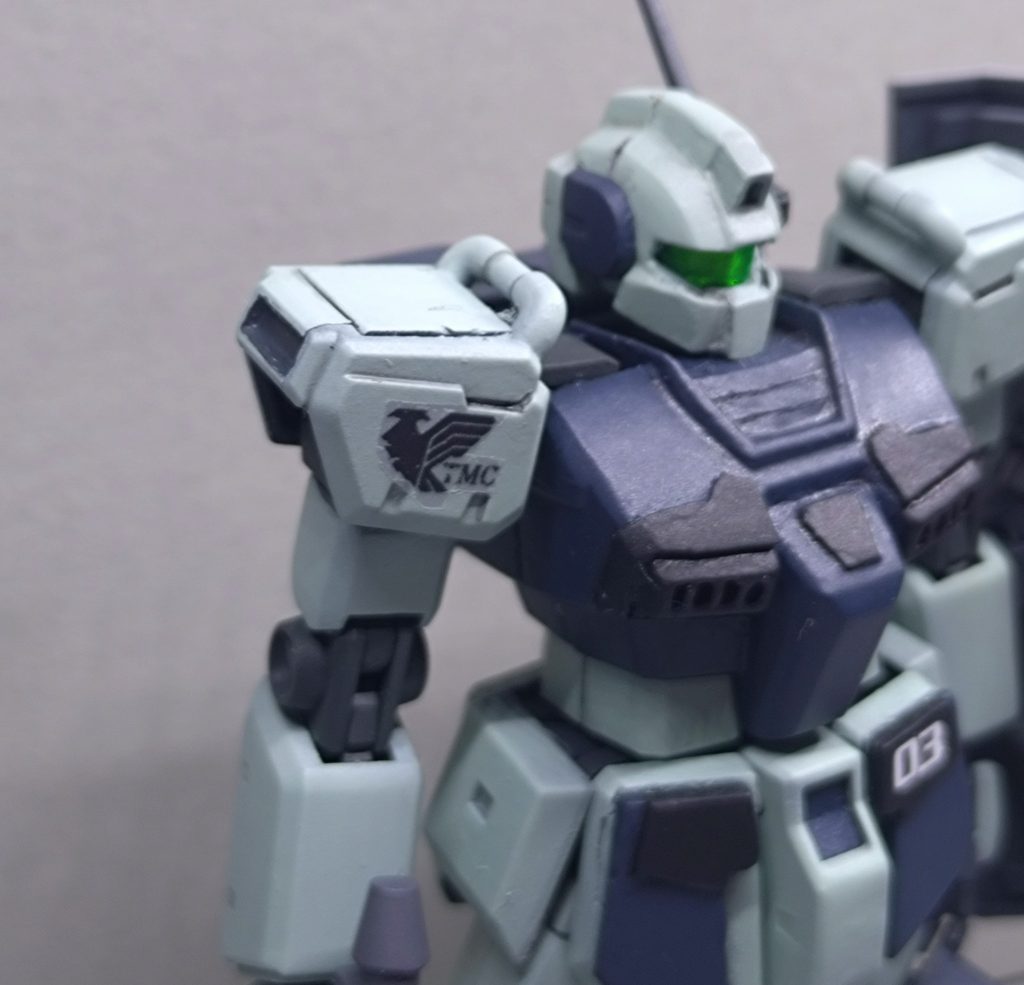 今回はデカールの自作に挑戦してみました。ティターンズ系の民間軍事会社をイメージしたマーキングでデザイン。ですが…うーん…ちょっと浮いて余白が目立っていますね…