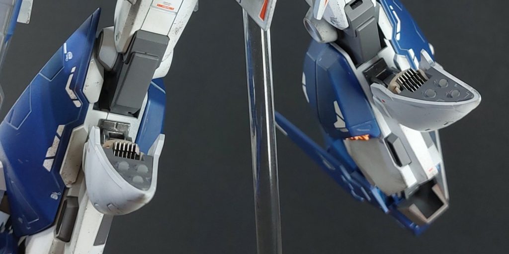 ■膝パーツの可動化　クスィーガンダムが海面に浮上するシーンをよく見ると、膝の部分が折れ曲がっていることに気付きました。そこで、コトブキヤのモデリングサポートグッズHジョイントやHＪモデラーズパーツ、30MMのジャンクパーツを組み合わせて膝パーツを可動できるように改造しました。ヒザ内部に”シイタケディティール”を接着しており、内部メカが露出した感じにしています。