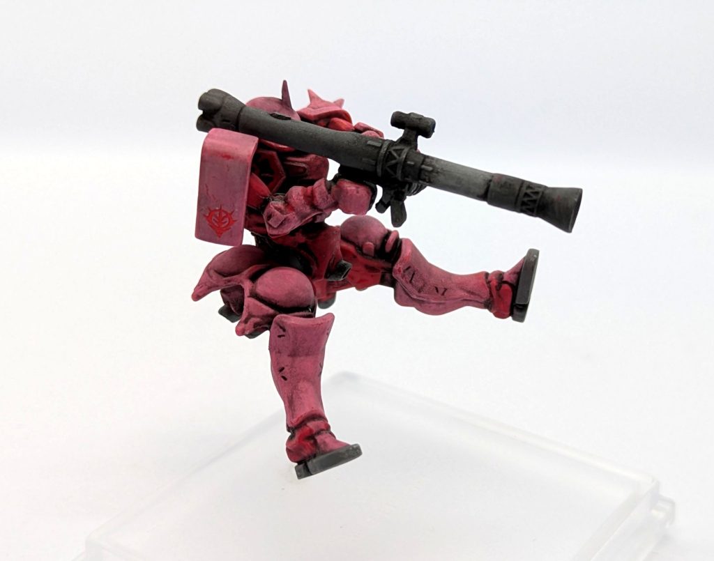 右の肩アーマーにはデカールを貼りました。設定どおりの赤にしましたが、グレーか白の方が良かったかも。