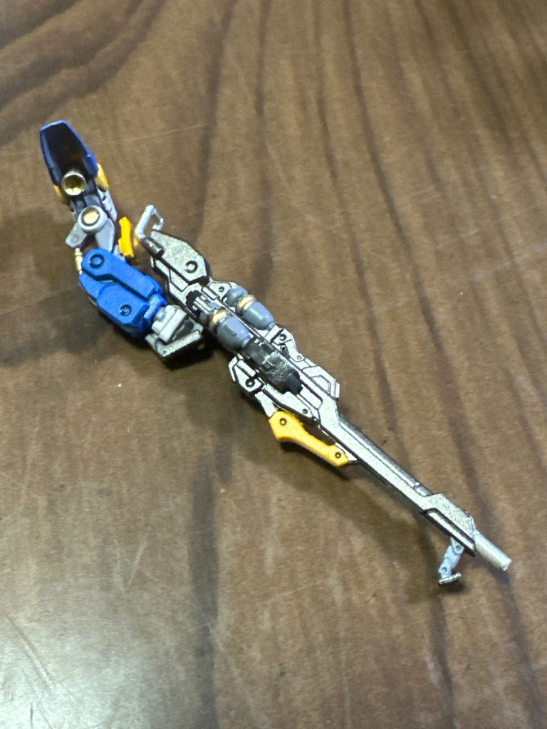 バスターライフルはキャラクターイエロー、ガンメタル、ダークシーグレー、ゴールド、シルバーで塗り分けてみました😊