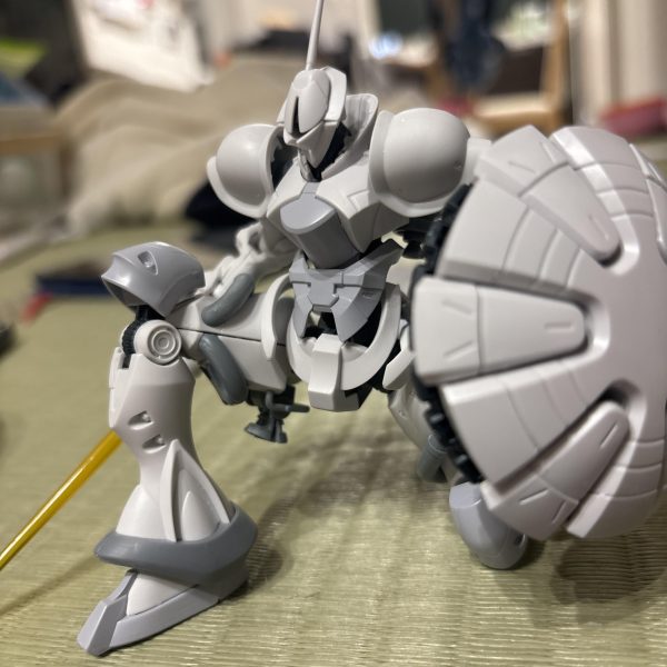 積みプラになっていたジークアクス版ギャンが組み上がりました。うん。かっこいい😊大きなシールド持っても自立するし、片膝立てることもできるよ❗️&nbsp;（2枚目）