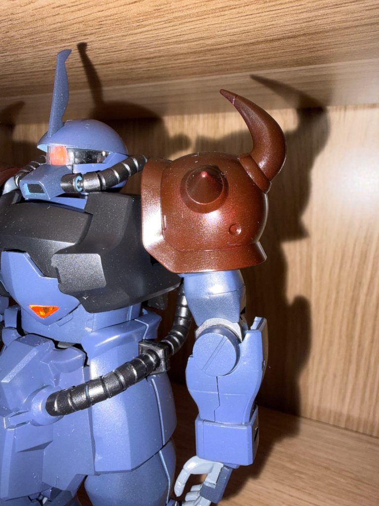 特にこの肩部分と、胸装甲のカラーがお気に入りです！イフリート改が好きでオマージュしました！