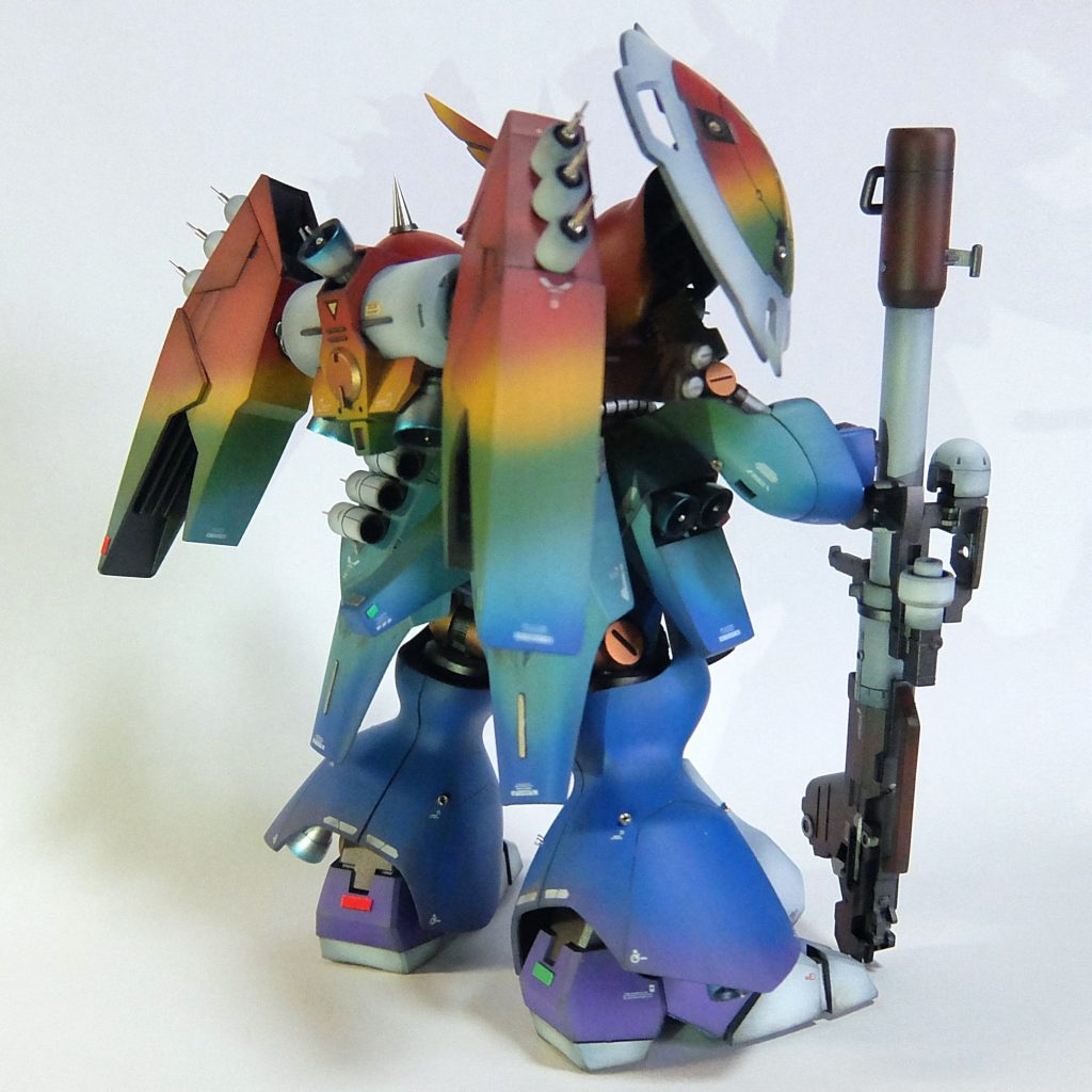 重モビルスーツの武装はやっぱりバズーカでしょ。という事で、パーツ取り機と化したシナンジュ・スタインからバズーカを拝借。バックパック横はバイアランカスタムの肩外のスラスターです。これをファンネルコンテナにしたので、計12機のファンネル搭載です。最近マイブームの航空灯も各所に付けました！