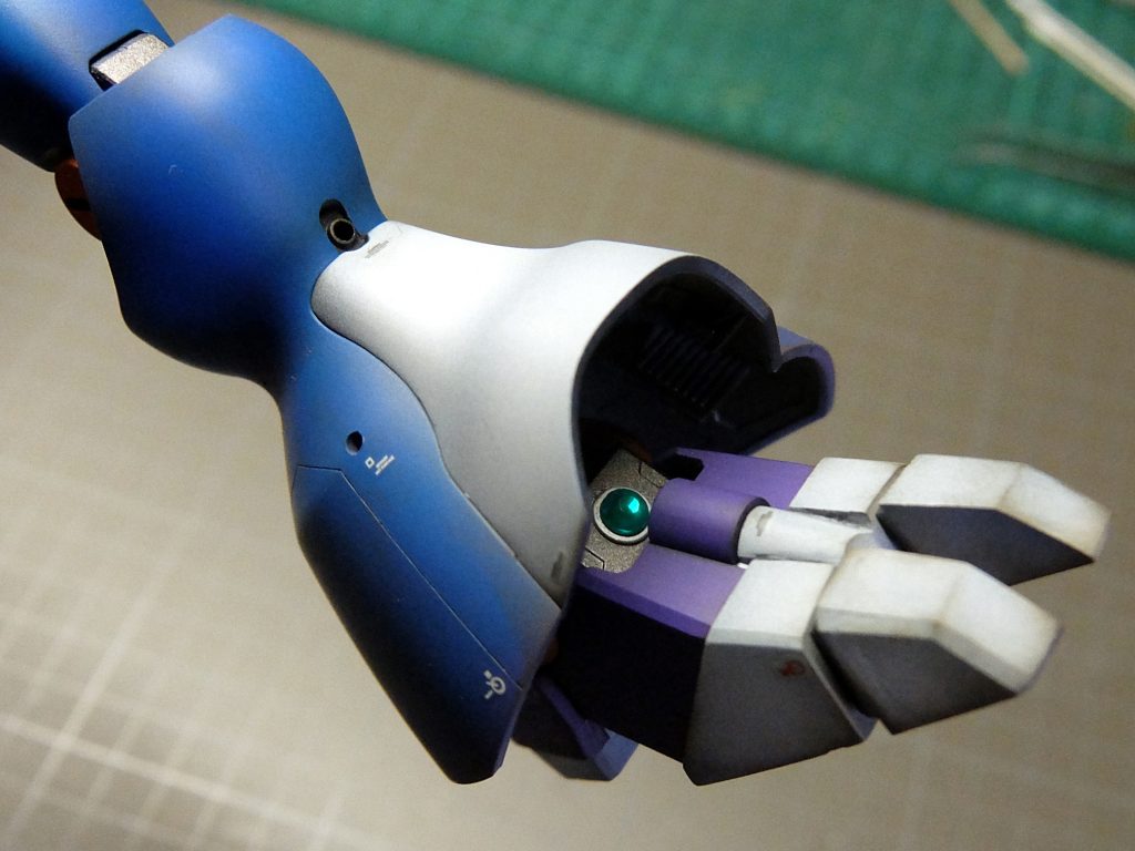 実は足首にもモノアイがあります。モノアイが３つなんで、モノアイ機じゃなくてトライアイ機なんかな・・・？