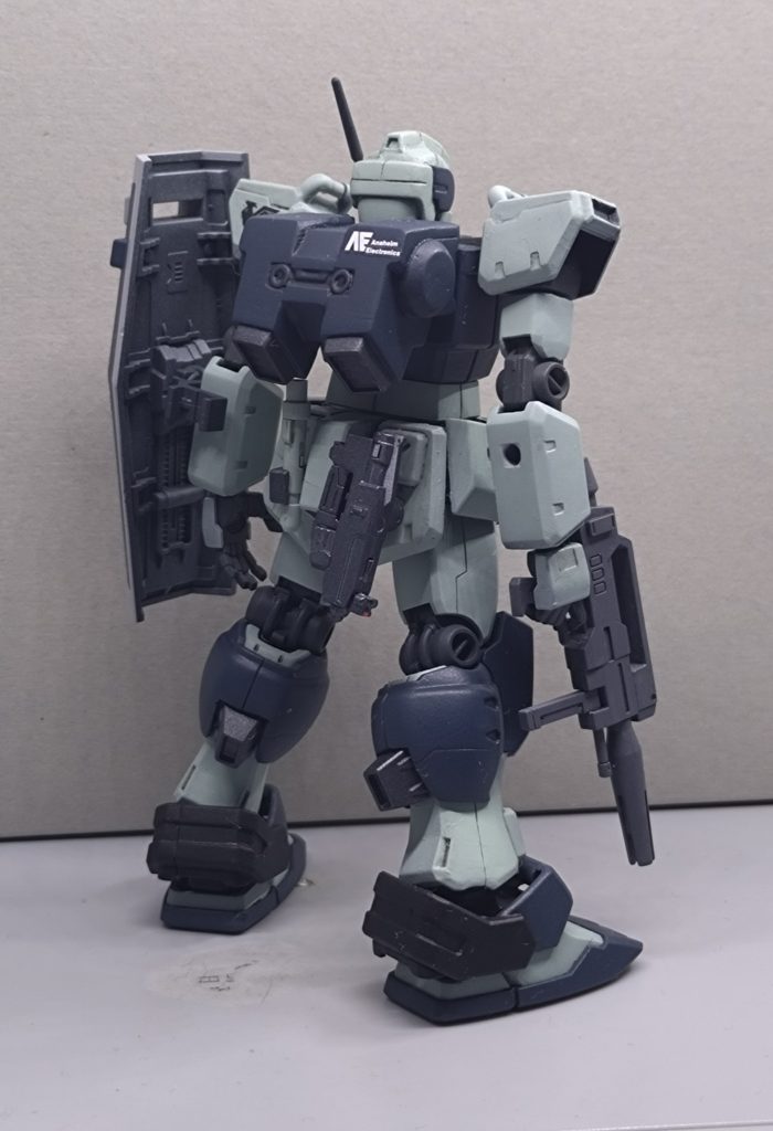 近代化改修を施したジム改というイメージで制作してみました。ジムⅢみたく、改修でなんとか延命してるジム改という感じです。時代的には第一次ネオジオン抗争前後のつもりですが、同時代のMSにギリギリついていけないくらいだと思います。ガザシリーズ相手ならなんとか戦えそうでしょうか。