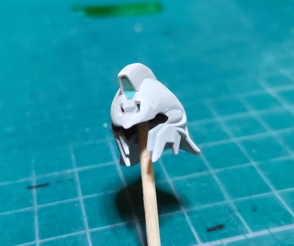 シナンジュの頭頂部のパーツは付けずにENTRY GRADE&nbsp;νガンダムの頭部を切り出して接着ランナーパテで隙間を埋めて成形顔パーツは後はめ加工しています。