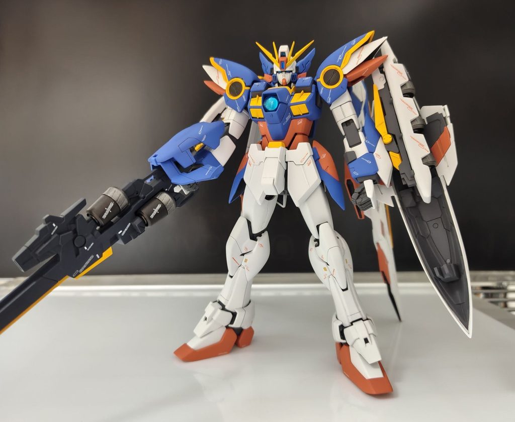 MGウイングゼロEWを制作したときと同じフロントアーマー取付部の加工、拳をビルドナックルズに交換、シールド取り付けをネオジム磁石に置き換えた以外はノーマルです。カメラ類は蛍光ブルーをチョイス、これもGFFMCのマネです。