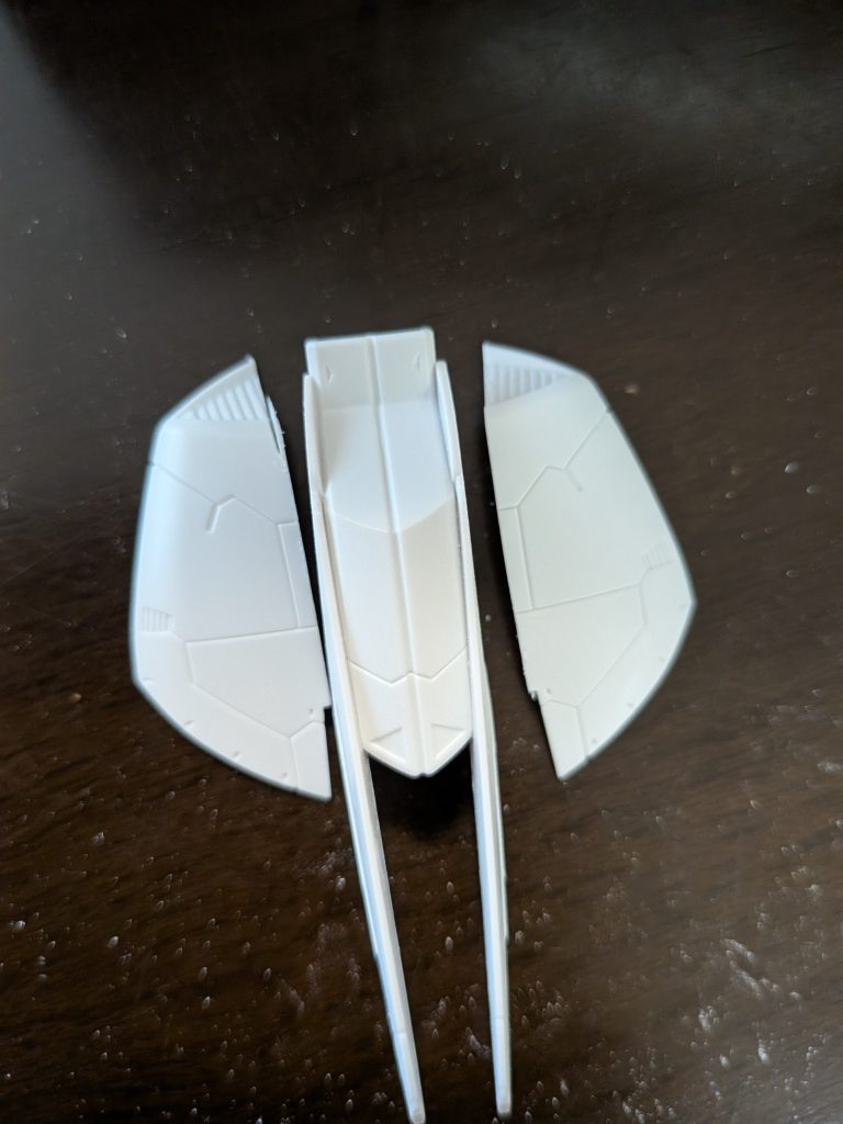 リアスカートの左右をカットしました。腰部のフレームに新規の軸を付けてシナンジュスタインのリアスカートが取り付けられるようにしています。