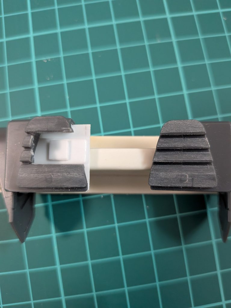 かかと上のフィン部分の中央をカットしてバーニアの土台を作りました。バーニアはビルダーズパーツのバーニアを付けています。