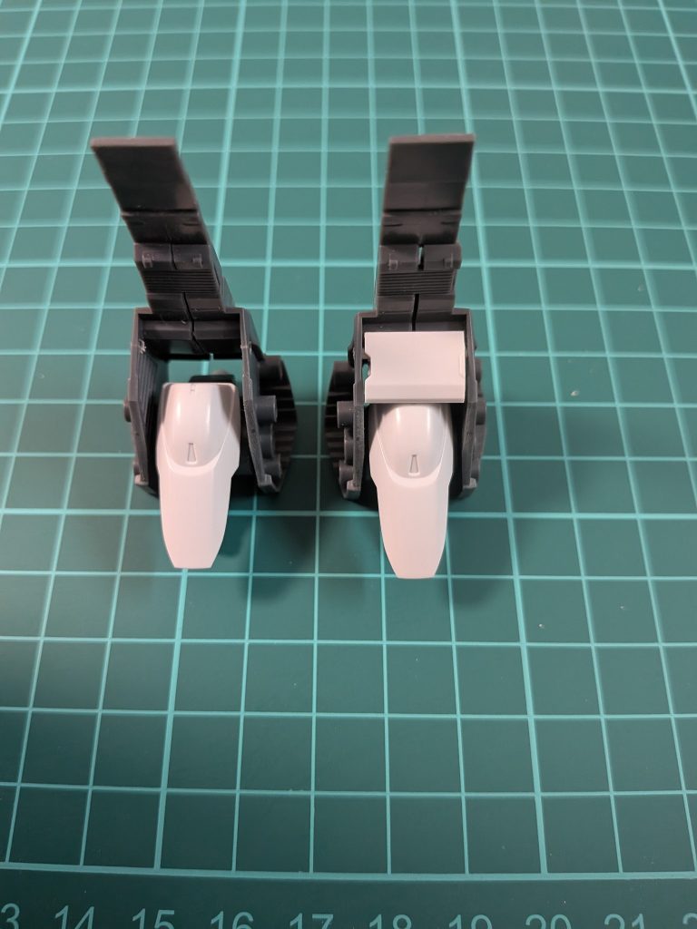 肩アーマーと上腕の間がスカスカなので、余剰パーツでフタを追加しました。肩アーマーの内部フレームに穴を開けて多少なりとも可動します。