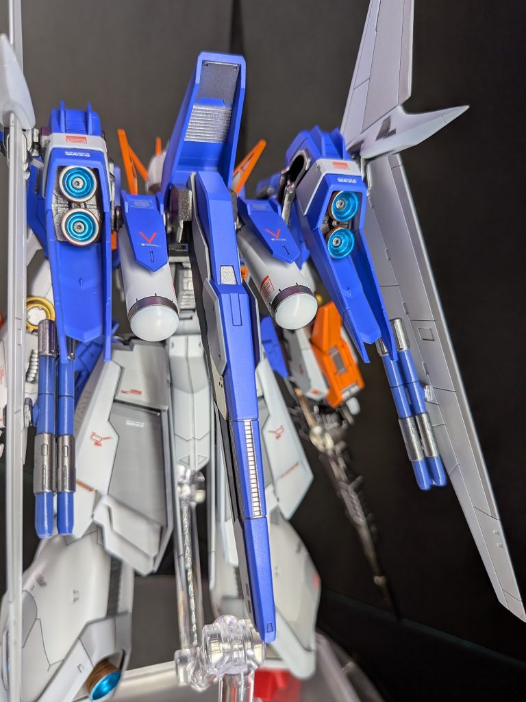 バックパックは本体の色味に合わせて、コバルトバイオレットとグレー2色で塗り分けして統一感を出してみました😁リアスカートは一体成形で可動しない為、ＭＧシナンジュスタインのリアスカートに変更しています。&nbsp;