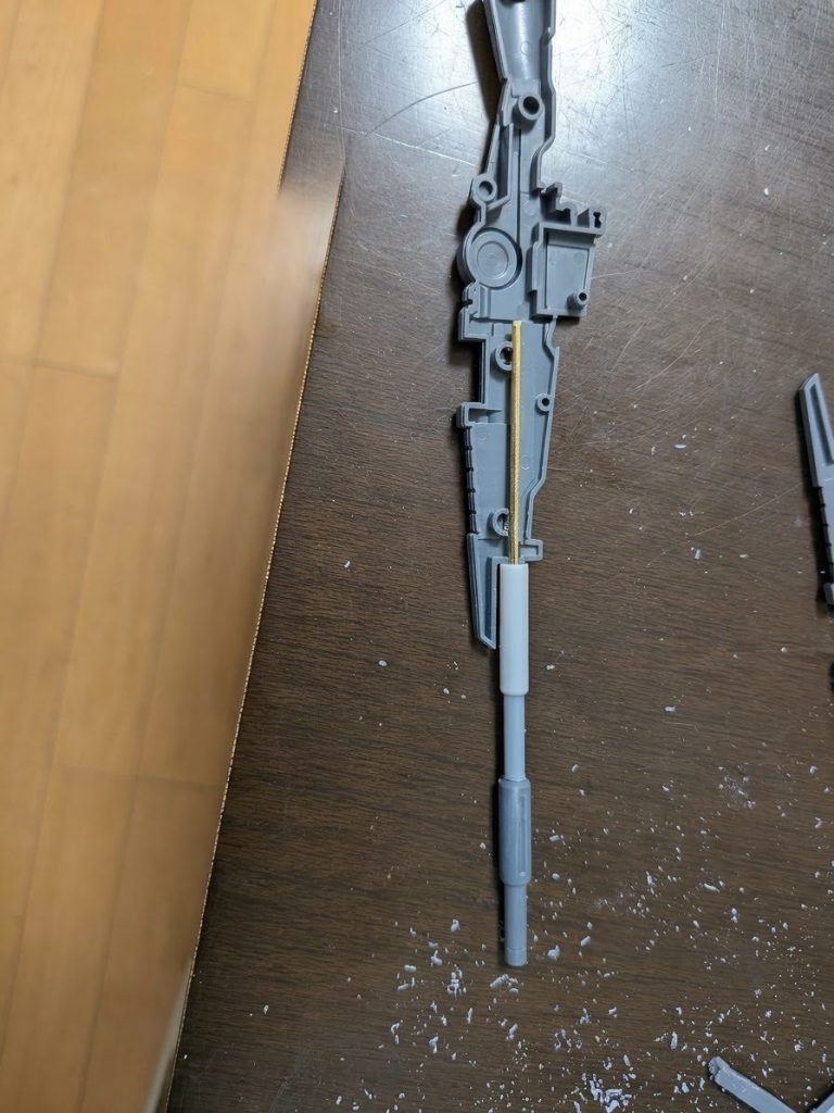 ビームライフル本体と銃身の境目でカットし、丸プラ棒に真鍮線を通して補強しています。延長した丸棒の先端を斜めに削り、自然な形状にしてみました。